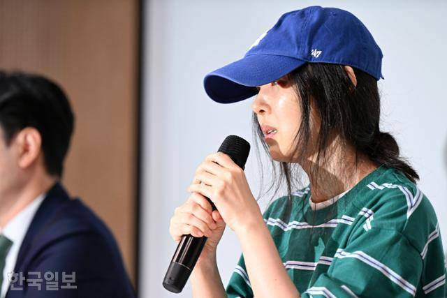 그룹 뉴진스 소속사 어도어의 민희진 대표가 25일 서울 서초구 한국컨퍼런스센터에서 열린 긴급 기자회견을 통해 하이브의 경영권 찬탈 주장을 반박하고 있다. 박시몬 기자