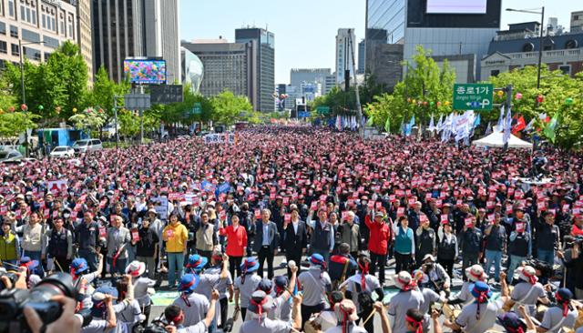 지난해 5월 1일 오후 서울 중구 동화면세점 앞에서 민주노총 주최로 열린 세계노동절대회에서 참가자들이 구호를 외치고 있다. 최주연 기자