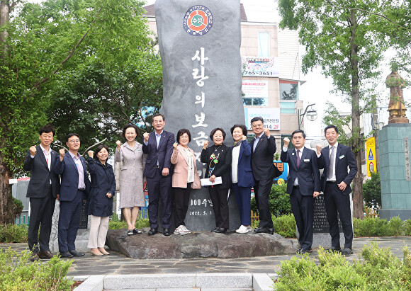 대구시의회 교육위 소속 시의원들과 관계자들이 수성초등학교에서 기념촬영을 하고 있다. [사진=대구시의회]