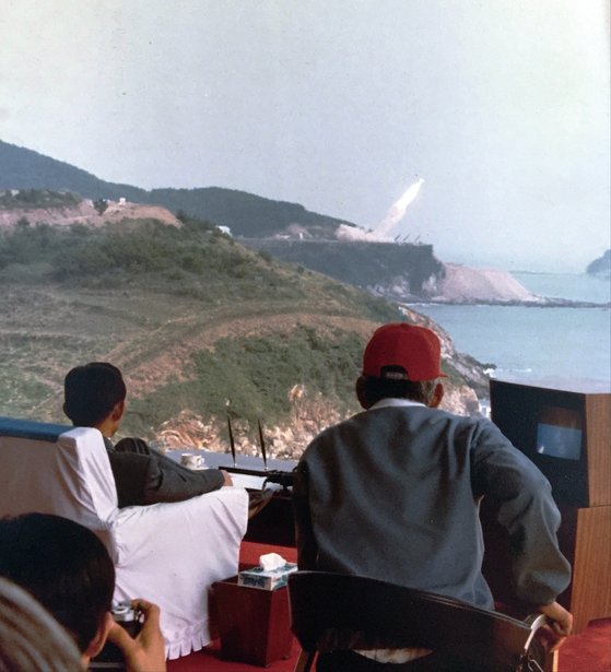 박정희 전 대통령이 1978년 9월 26일 충남 안흥에서 발사된 백곰이 창공으로 솟구치는 모습을 지켜보고 있다. 중앙포토