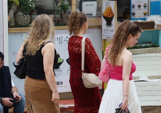초여름 날씨를 보인 28일 서울 명동 거리에서 시원한 옷을 입은 외국인 관광객이 걷고 있다. 뉴시스