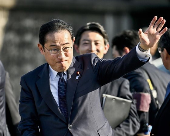 기시다 후미오 일본 총리가 보궐선거를 하루 앞둔 27일 시마네현에서 집권 자민당 후보 지지를 호소하며 손을 들어 보이고 있다. 교도=연합뉴스