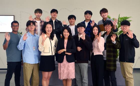 차미영 교수(앞줄 왼쪽 넷째)와 함께 연구하던 기초과학연구원 연구단 박사후연구원 4명과 KAIST에서 박사과정 중인 7명이 차 교수와 함께 막스플랑크연구소로 간다. 김성태 객원기자