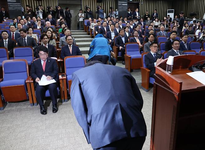 윤재옥 국민의힘 원내대표 겸 당 대표 권한대행이 29일 서울 여의도 국회에서 열린 제22대 국회의원 당선자총회에서 발언에 앞서 인사를 하고 있다./ 사진=뉴스1