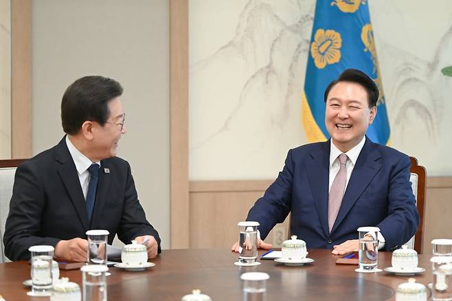 윤석열 대통령과 더불어민주당 이재명 대표가 29일 서울 용산 대통령실 집무실에서 영수회담을 하고 있다. / 사진=대통령실 제공