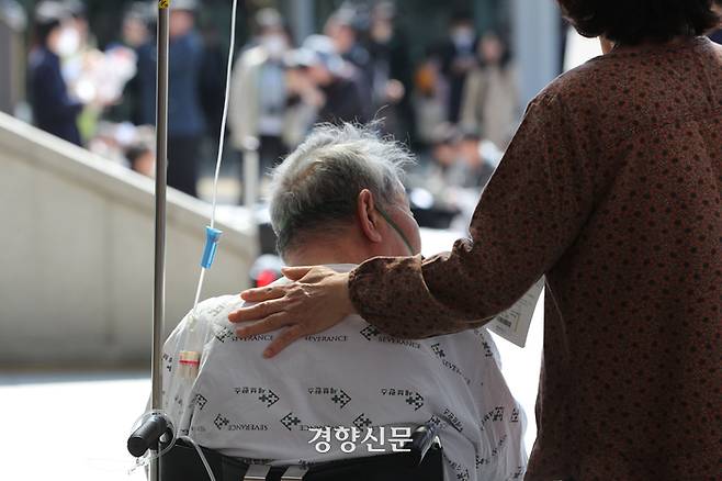 윤석열 대통령이 의료 개혁 관련 대국민 담화를 한 1일 서울의 한 대학병원에서 보호자가 환자의 어깨를 토닥이고 있다. 한수빈 기자