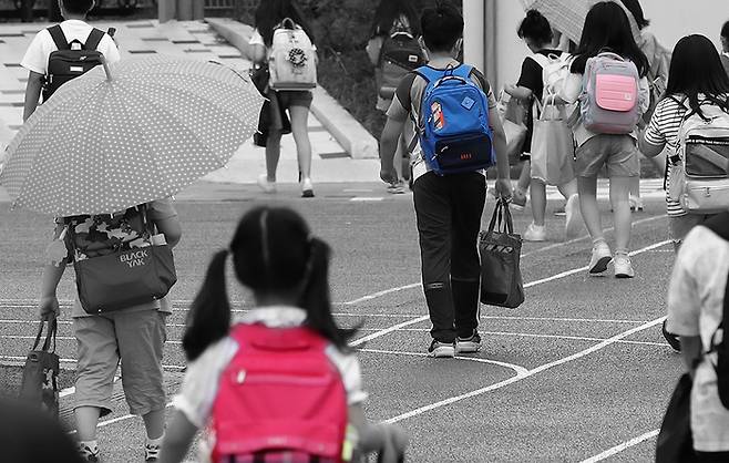 2020년 대전 한 초등학교의 학생들이 하교하고 있다. 연합뉴스