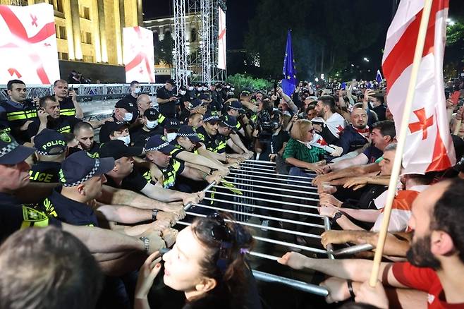 29일(현지시간) 조지아 수도 트빌리시 의사당 앞에서 집권당이 입법을 추진하고 있는 ‘외국 대리인법’에 반대하는 시위대가 경찰과 대치하고 있다. AFP연합뉴스