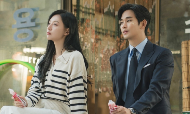 A scene from "Queen of Tears," starring Kim Ji-won (left) and Kim Soo-hyun (tvN)