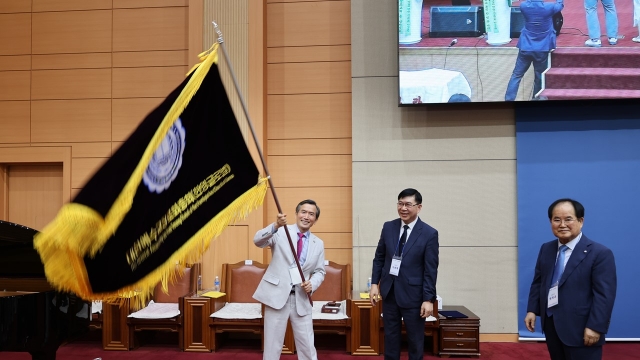 박 신임 총회장이 총회 깃발을 흔드는 모습. 예장한영글로벌 총회 제공