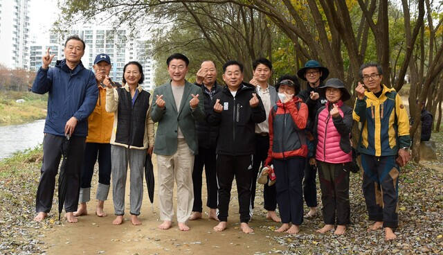 김동근 의정부시장이 시민들과 함께 황토길 맨발걷기를 한 뒤 기념촬영을 하고 있다. 의정부시 제공