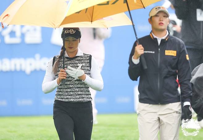 윤이나(왼쪽)과 방신실. <사진 KLPGA 제공>