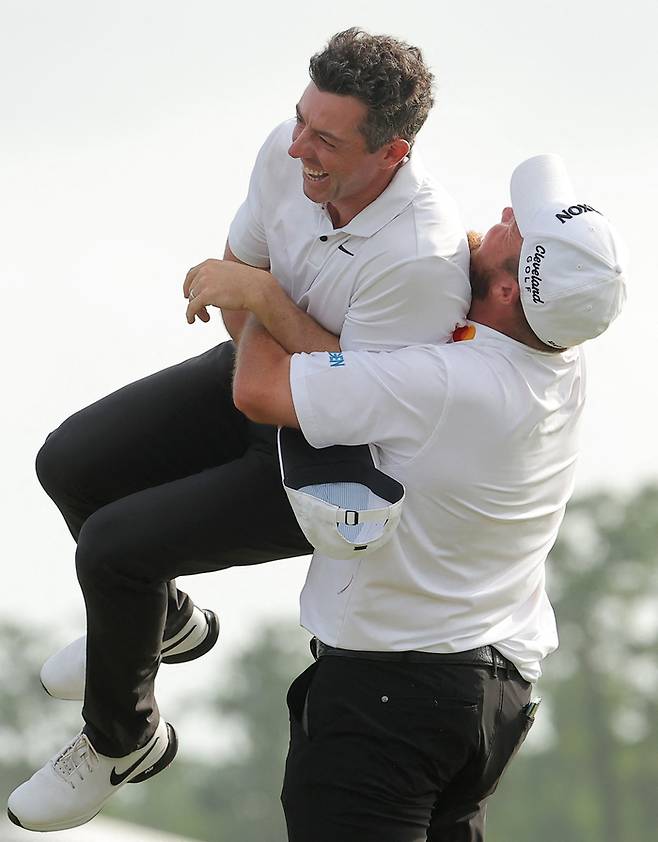로리 매킬로이(왼쪽)와 셰인 라우리가 29일 열린 PGA 투어 취리히 클래식에서 우승을 확정한 뒤, 함께 자축하고 있다. AFP연합뉴스