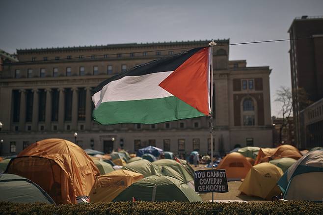 28일(현지시간) 미국 뉴욕 컬럼비아대 캠퍼스에 대형 팔레스타인 국기가 바람에 나부끼고 있다. 컬럼비아대에서는 가자지구 종전을 촉구하는 친팔레스타인 시위대의 ‘텐트 농성’이 일주일 넘게 이어지고 있다. [사진 = 연합뉴스]