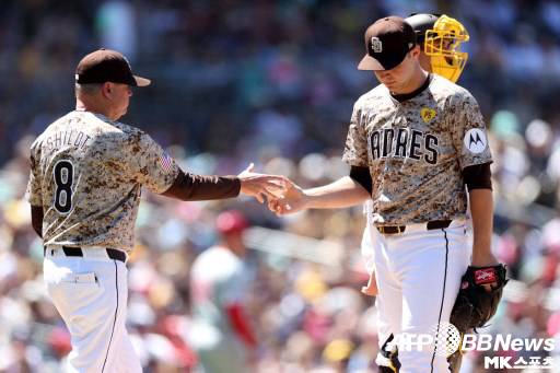 쉴트 감독이 선발 마이클 킹을 내리고 있다. 사진(美 샌디에이고)=ⓒAFPBBNews = News1