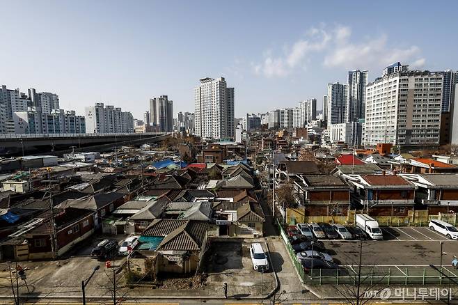 [서울=뉴시스] 정병혁 기자 =사진은 7일 재개발이 예정된 서울 성북구 하월곡동 88번지 일대의 모습. 정부가 건설경기 회복 지원방안의 후속 조치로 재개발사업에 의무적으로 건설되는 공공주택의 인수 가격을 상향한다.