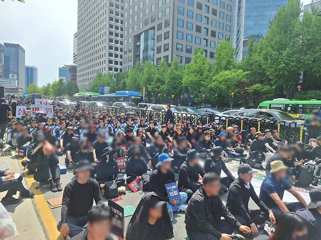 29일 오후 2시쯤 서울 지하철 시청역 7번 출구 앞에서 악성 민원 희생 추모 집회가 열렸다. /사진=김지은 기자