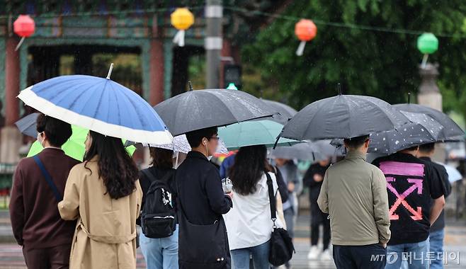 지난 24일 서울 종로구에서 시민들이 우산을 쓴 채 걸어가고 있다./사진=뉴스1