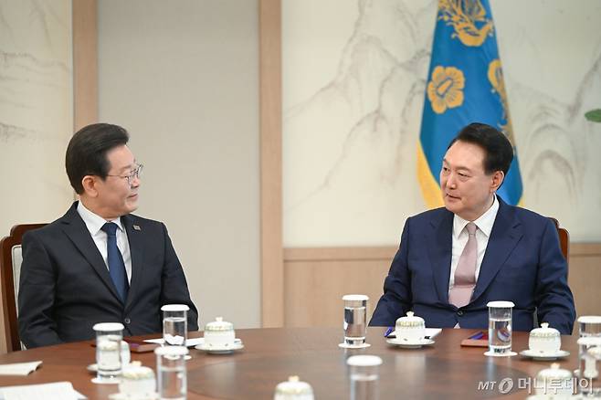 [서울=뉴시스]윤석열 대통령이 29일 서울 용산 대통령실 집무실에서 열린 더불어민주당 이재명 대표와의 영수회담을 하고 있다.  (사진=대통령실 제공) 2024.04.29. photo@newsis.com *재판매 및 DB 금지 /사진=조수정