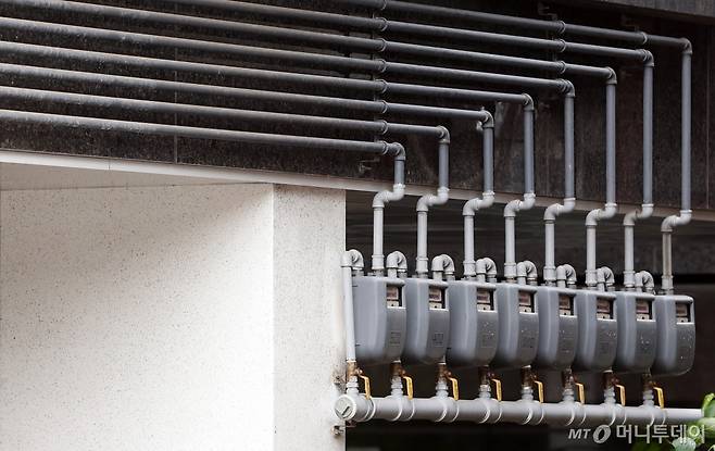 산업통상자원부가 지난해 7월 도시가스 요금을 4.5% 인상한 뒤 1년만에 평균 13.1% 인하한다고 밝힌 가운데 30일 서울 관악구의 한 주택가에 도시가스 계량기가 설치되어 있다.