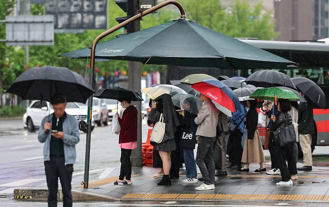 오는 30일 전국 곳곳에 소나기가 내릴 것으로 보인다. 사진은 지난 24일 오전 서울 종로구 세종대로사거리에서 우산을 쓰고 발걸음을 옮기고 있는 시민들. /사진= 뉴스1