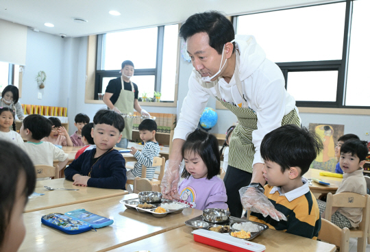 29일 오세훈 서울시장이 서대문구 홍제동 새빛어린이집에서 열린 ‘서울든든급식 운영 기념행사’에서 어린이들에게 점식식사를 배식하고 있다.서울시청 제공