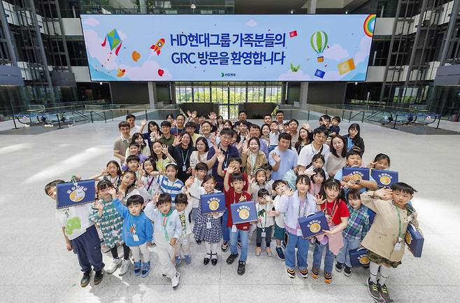 HD현대 임직원 자녀들이 판교 HD현대 글로벌R&D센터(GRC)에서 기념촬영을 하고 있다.[HD현대 제공]