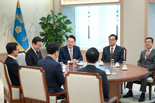 윤석열 대통령과 이재명 더불어민주당 이재명 대표가 29일 서울 용산 대통령실 집무실에서 영수회담을 하고 있다. [연합]