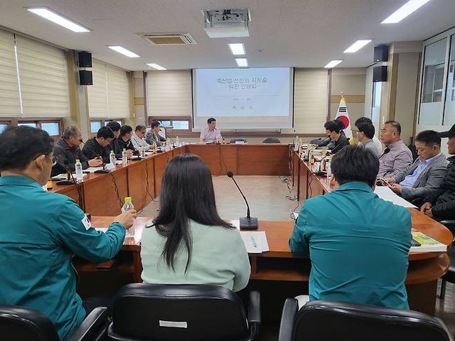 [밀양=뉴시스] 밀양시 농업기술센터에서 축산업 선진화 지원을 위한 간담회를 하고 있다. (사진=밀양시 제공) 2024.04.29. photo@newsis.com *재판매 및 DB 금지