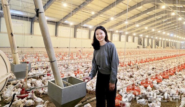 전북 정읍 주원농장의 김주은 대표가 자동 사료 급이기를 보여주고 있다.