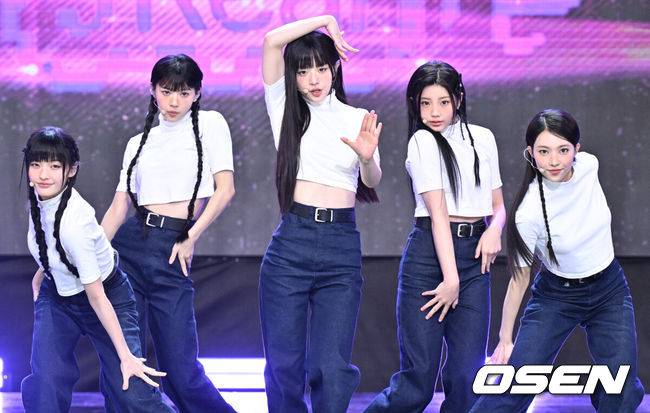 [OSEN= 조은정 기자]2일 오후 서울 상암동 SBS프리즘타워에서 SBS M ‘THE SHOW(더쇼)’ 생방송이 진행됐다.이날 ‘더쇼’에는&nbsp;루카스, 앰퍼샌드원(AMPERS&ONE), BAE173, Candy Shop, 정동하, 아일릿(ILLIT), TAN, Leni.M, LUN8(루네이트), 민서, n.SSign(엔싸인), 퍼플키스(PURPLE KISS), THE NEW SIX, UNIS(유니스), XODIAC, 영파씨(YOUNG POSSE)가 출연한다.아일릿이 멋진 무대를 선보이고 있다. /2024.04.02 cej@osen.co.kr