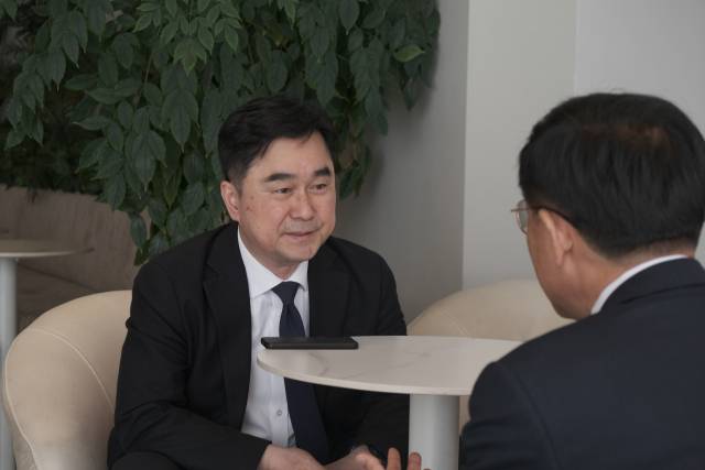 ▲세종시갑선거구에 처음 출마해 당선한 김종민 새로운미래 공동대표(왼쪽)가 김규철 대전세종충청본부 편집국장과 인터뷰를 하고 있다 ⓒ김종민국회의원실