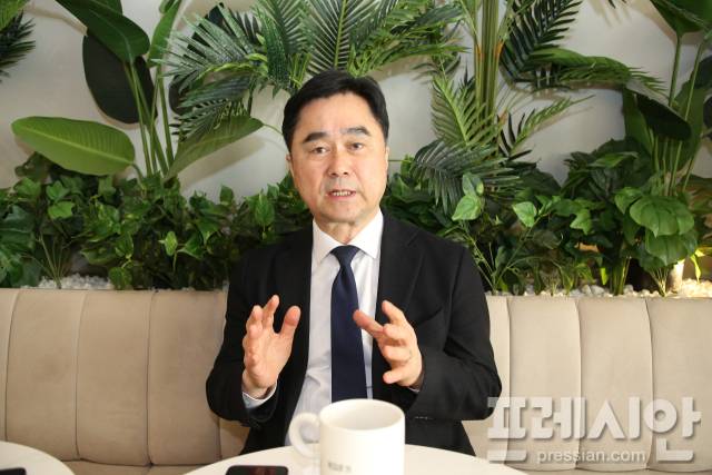 ▲김종민 국회의원이 프레시안과의 인터뷰에서 향후 세종시 발전을 위한 계획에 대해 밝히고 있다 ⓒ프레시안(김규철)