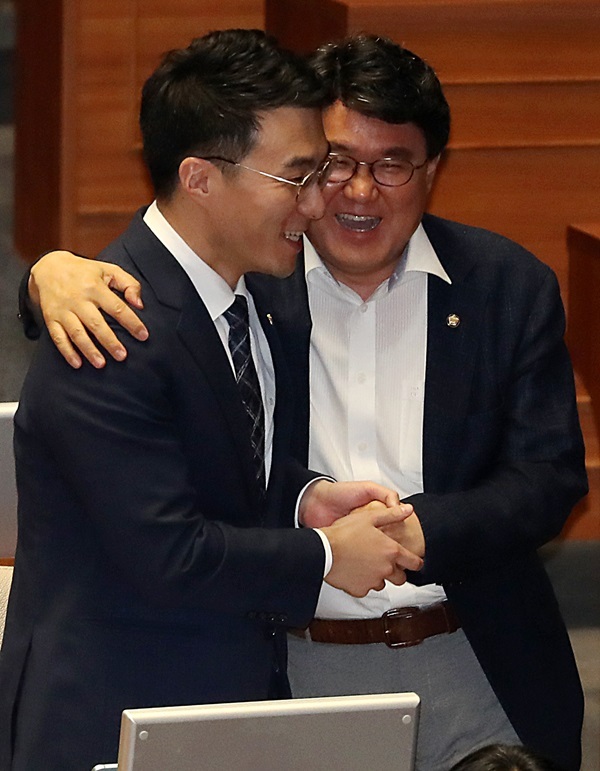 지난해 7월27일 당시 김남국 무소속 의원(왼쪽)이 서울 여의도 국회에서 열린 제408회국회(임시회) 제2차 본회의에서 당시 더불어민주당 소속이던 황운하 조국혁신당 의원과 웃으며 대화하고 있다. 뉴시스