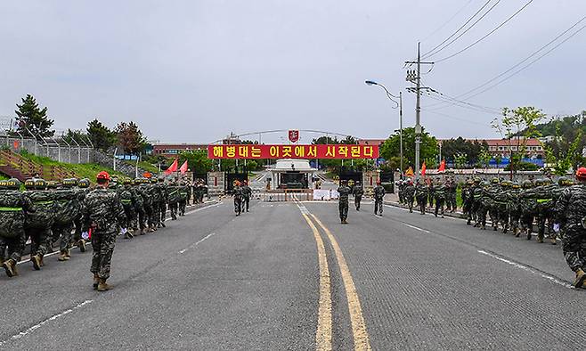 해병 신병 1304기가 천자봉 고지정복을 끝내고 행군을 통해 부대로 복귀하고 있다.