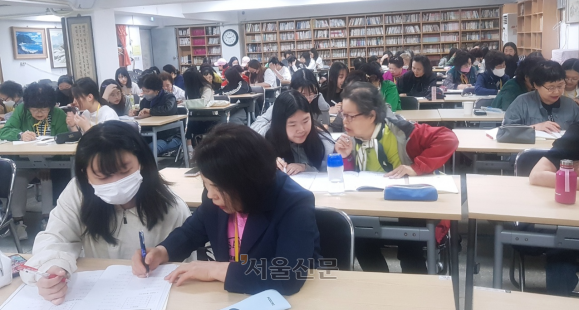 서울여중 학생들과 일성여중고 학생들이 지난 27일 일성여중고 다목적실에서 1대1 수업을 하고 있다.