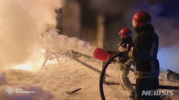 27일(현지시각) 우크라이나 이바노프란키우스크 지역에서 서비스 당국이 발생한 화재를 진압하고 있다. 이날 러시아가 이 지역 등에 공격을 가했다. 2024.04.28.