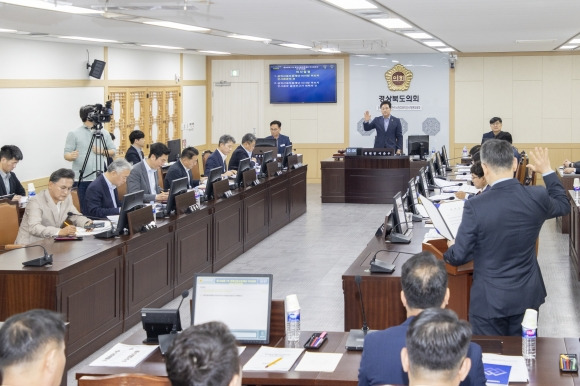 지난 25일 김중권 후보자에 대해 인사검증을 실시한 경북도의회 ‘경북신용보증재단 이사장 후보자 인사청문위원회(위원장 이춘우)’. 경북도의회 제공