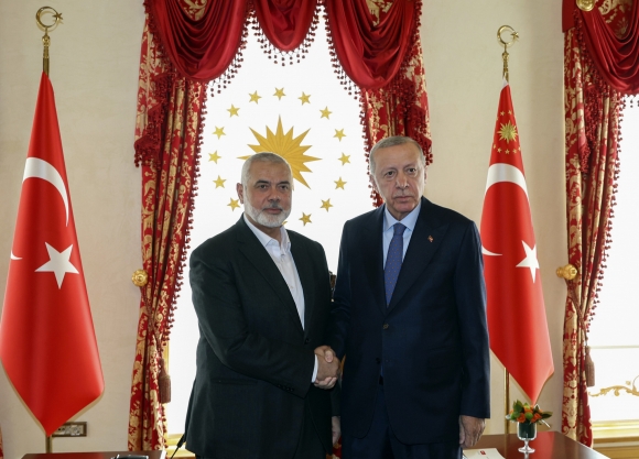 레제프 타이이프 에르도안 튀르키예 대통령(오른쪽)과 하마스 지도자 이스마일 하니예가 2024년 4월 20일(현지시간) 튀르키예 이스탄불에서 열린 회담에서 악수하고 있다. / 사진=AP 연합뉴스