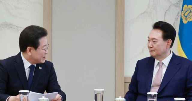 이재명 더불어민주당 대표가 29일 서울 용산 대통령실 집무실에서 열린 윤석열 대통령과의 회담에서 준비한 메시지를 윤 대통령에게 전하고 있다. 연합뉴스