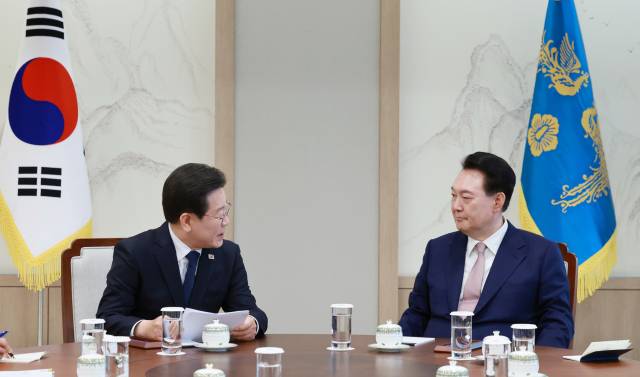 이재명 더불어민주당 대표가 29일 서울 용산 대통령실 집무실에서 열린 윤석열 대통령과의 회담에서 준비한 메시지를 윤 대통령에게 전하고 있다. 연합뉴스