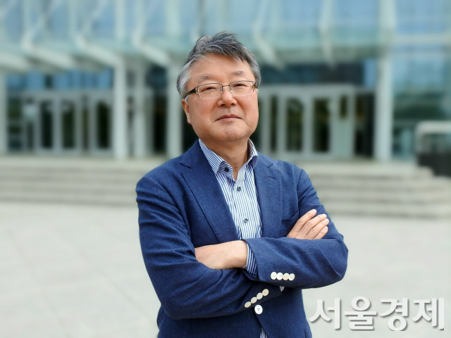 김영수 영남대 사화과학대 학장이 29일 경북 경산의 본교 캠퍼스 교정에서 서울경제신문과 인터뷰를 하고 있다. /경산=민병권 논설위원