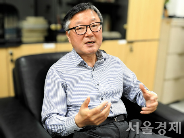 김영수 영남대 사회과학대 학장이 29일 경북 경산의 본교 캠퍼스 교정에서 서울경제신문과 인터뷰를 하고 있다. 경산=민병권 논설위원