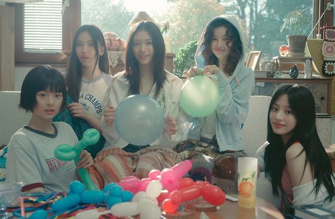 걸그룹 뉴진스가 소속사 어도어와 모회사 하이브의 갈등 속에서도 신곡 ‘버블 검’을 발표하며 흔들리지 않는 글로벌 인기를 입증했다. 사진제공｜어도어