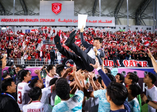 신태용 인도네시아 감독이 한국을 꺾고 AFC U-23 아시안컵 4강에 진출한 뒤 선수들로부터 헹가래를 받고 있다. AFC 홈페이지