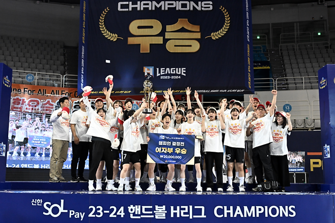 여자핸드볼 SK 선수들이 29일 2023~2024 H리그 챔피언결정전에서 우승을 차지한 뒤 세리머니하고 있다. 한국핸드볼연맹 제공