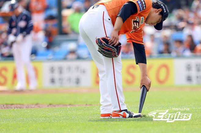 한화 이글스가 28일 대전 한화생명이글스파크에서 열린 2024 신한 SOL Bank KBO리그 두산 베어스와 팀 간 6차전에서 홈 경기 좌석 1만 2000석이 모두 매진됐다. 홈 경기 15경기 연속 만원 관중을 달성하면서 KBO리그 신기록을 달성했다. 다만 선발투수 문동주의 부진 속에 주말 3연전 루징 시리즈에 그치면서 8위에 머물렀다. 사진 한화 이글스