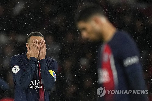 이강인이 후반 추가시간 극적인 어시스트를 기록하며 소속팀 파리 생제르맹(PSG)을 패배 위기에서 구해냈다. PSG는 28일(한국시간) 프랑스 파리에 위치한 파르크 데 프랭스에서 열린 르아브르와의 2023-24시즌 리그1 31라운드 경기에서 3-3 무승부를 거뒀다. 커리어 첫 리그 우승은 불발됐지만 이강인은 후반 시작과 함께 교체 투입돼 45분을 뛰면서 후반 추가시간 곤살루 하무스의 극장 동점골을 어시스트 하는 등 눈에 띄는 활약을 펼쳤다. 연합뉴스