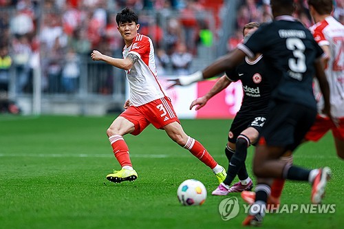 독일 축구 전문지 키커가 29일(한국시간) 바이에른 뮌헨의 레알 마드리드전 예상 라인업을 공개했다. 여기에 김민재의 이름은 다시 보이지 않았다.   뮌헨은 오는 5월 1일 오전 4시 독일 바이에른주 뮌헨에 있는 알리안츠 아레나에서 레알 마드리드와 2023-2024시즌 유럽축구연맹(UEFA) 챔피언스리그 준결승 1차전을 치른다.  다요 우파메카노와 마타이스 더리흐트가 모두 부상을 당했지만, 김민재는 예상 라인업에 이름을 올리지 못했다. 연합뉴스