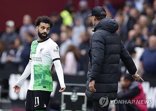리버풀이 27일(한국시간) 잉글랜드 런던에 있는 런던 스타디움에서 열린 웨스트햄과의 2023-2024시즌 프리미어리그 35라운드 원정 경기에서 2-2로 비겼다.&nbsp;  리버풀은 이날 경기에서 승점 1점 확보에 그치며 3위(22승 9무 4패 승점 75)에 그쳤다. 2경기를 덜 치른 2위 맨체스터 싵(23승 7무 3패 승점 76)보다 뒤쳐졌고 선두 아스널(24승 5무 5패 승점 77)도 한 경기를 덜 치른 상태여서 사실상 리버풀이 우승 판도를 뒤집기 상당히 어려워졌다. 이날 후반 교체를 기다리던 모하메드 살라와 위르겐 클롭 감독이 터치라인에서 언쟁을 벌이며 리그 막판 분열되는 모습을 보였다. 연합뉴스